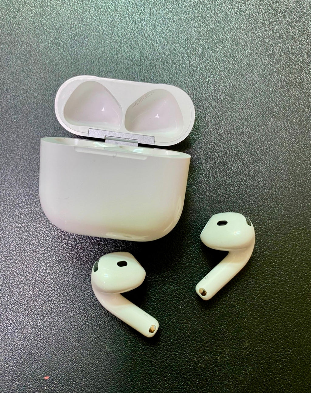 AUDÍFONOS INALAMBRICOS AIRPODS 4 - CANCELACION DE RUIDO