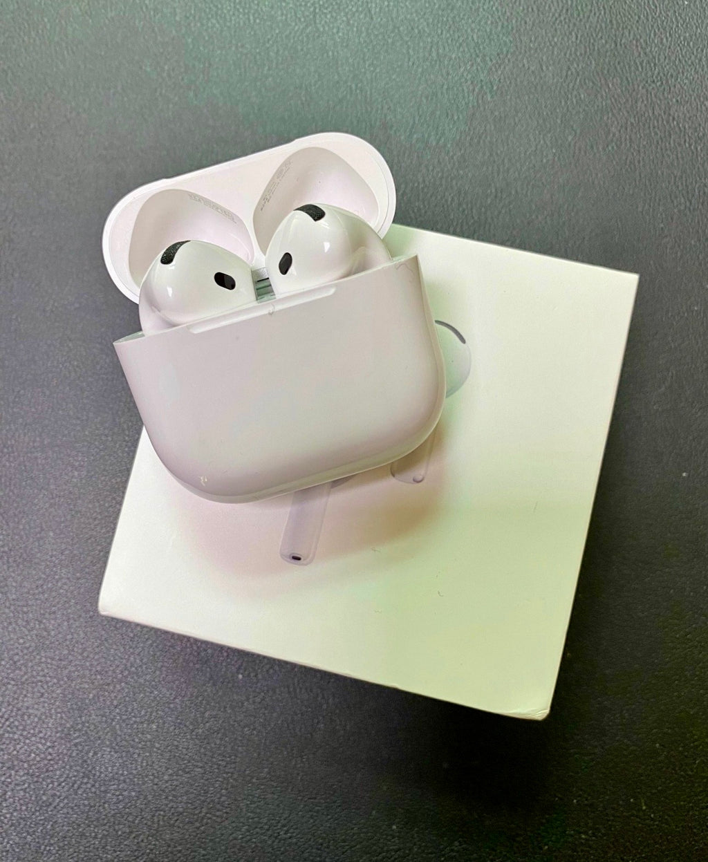AUDÍFONOS INALAMBRICOS AIRPODS 4 - CANCELACION DE RUIDO
